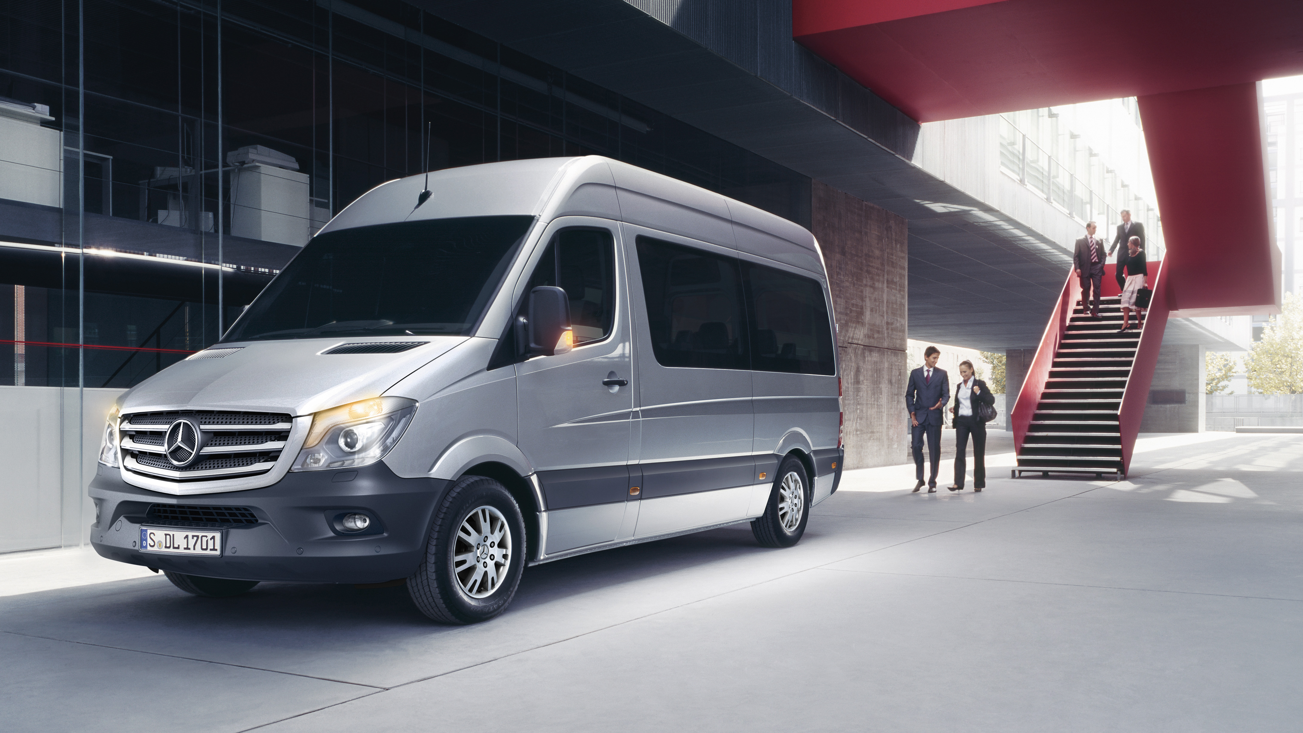 Mercedes-Benz T-Klasse. Ruimte, comfort en stijl voor elke gelegenheid Groep jonge vrienden stapt in een zwarte Mercedes-Benz T-Klasse geparkeerd voor een modern gebouw, genietend van een zonnige dag.