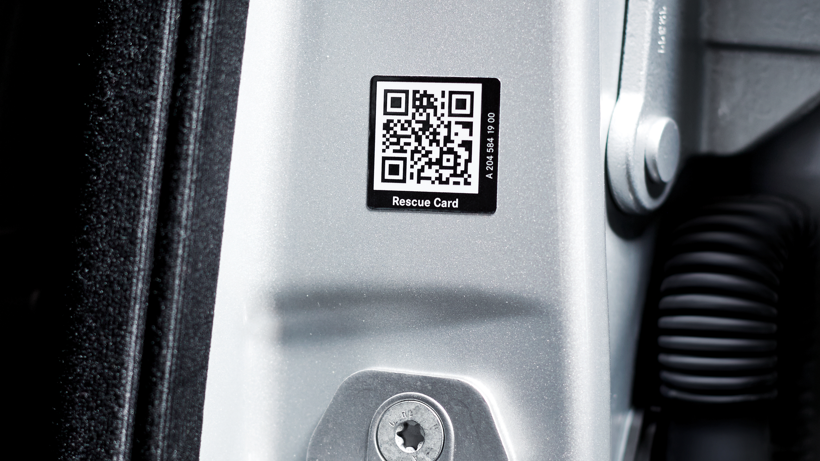 Autocollant à l’usage des secours | Mercedes-Benz L'autocollant à l’usage des secours dans le cadre de porte de votre Mercedes-Benz offre une bonne vue d'ensemble pour assurer un secours le plus rapide possible.