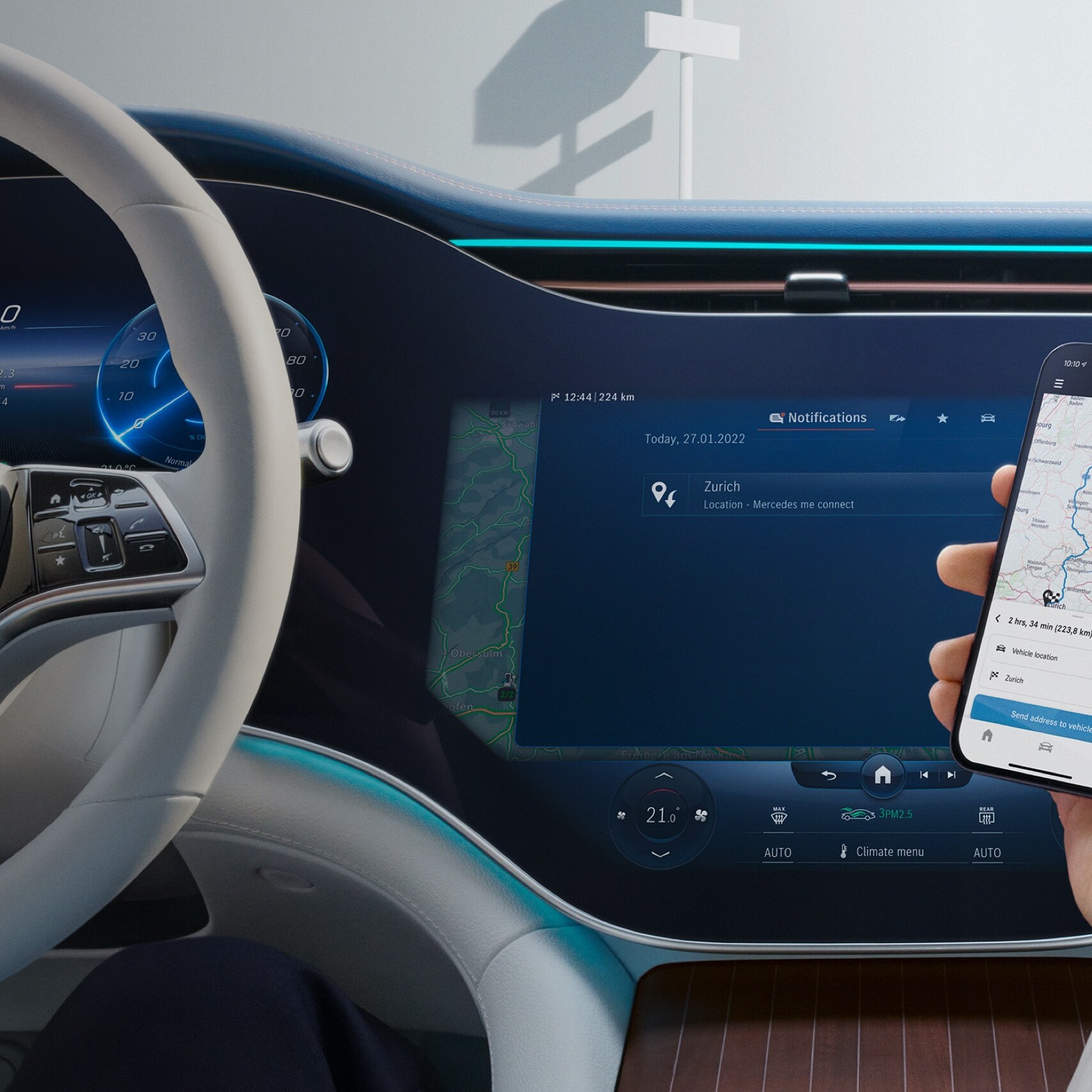 Homme ouvrant l'application Mercedes-Benz sur son smartphone.