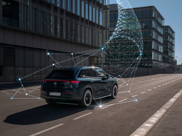 Fuhrparkmanagement-Lösungen | Business | Mercedes me Ein Mercedes-Benz Fahrzeug fährt auf der Straße.
