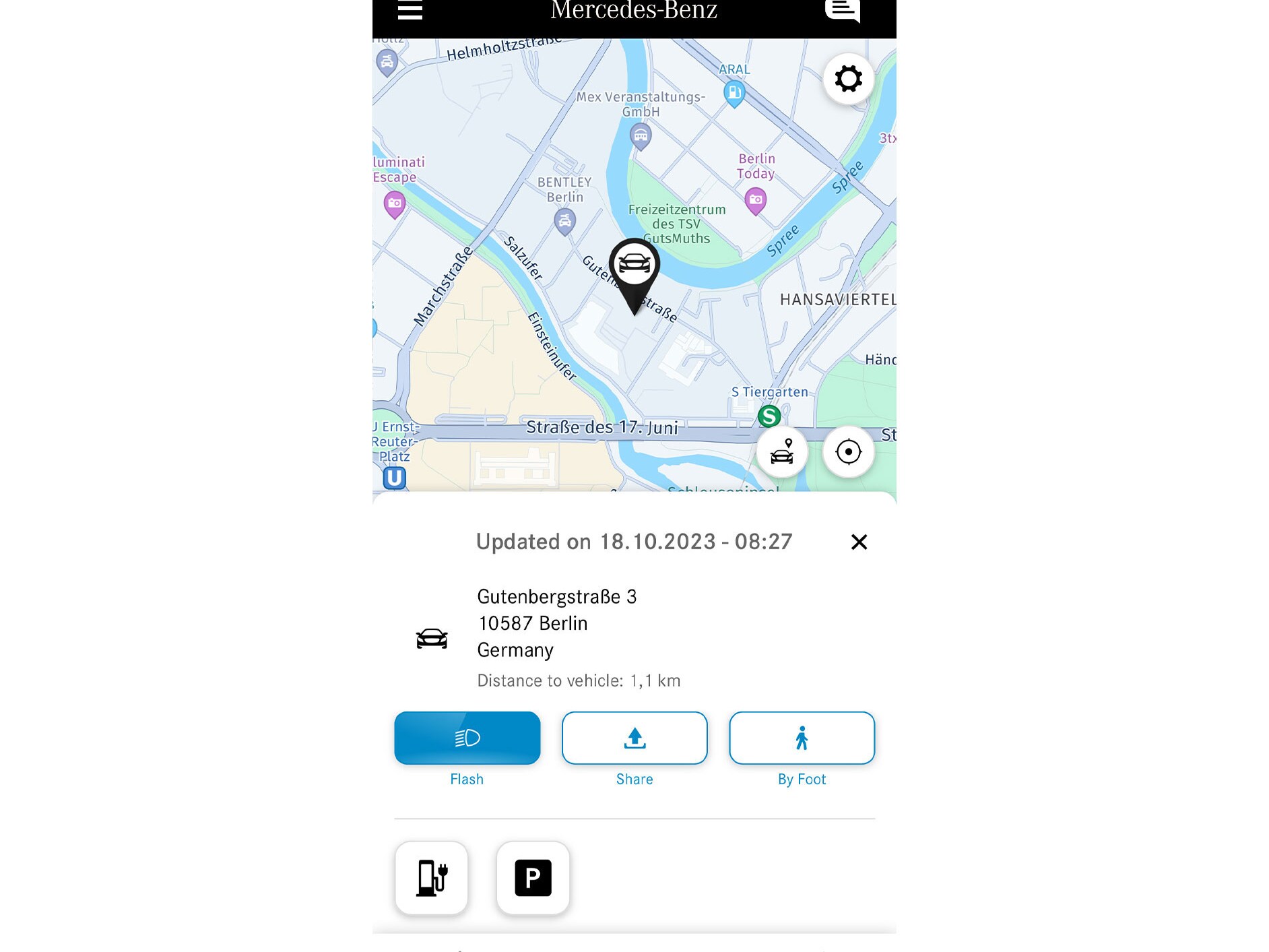 Der Standort des Fahrzeugs wird in der Mercedes-Benz App auf einem Smartphone angezeigt.