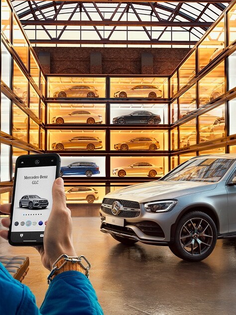 Eine Person benutzt ein mobiles Gerät in einem virtuellen Showroom.