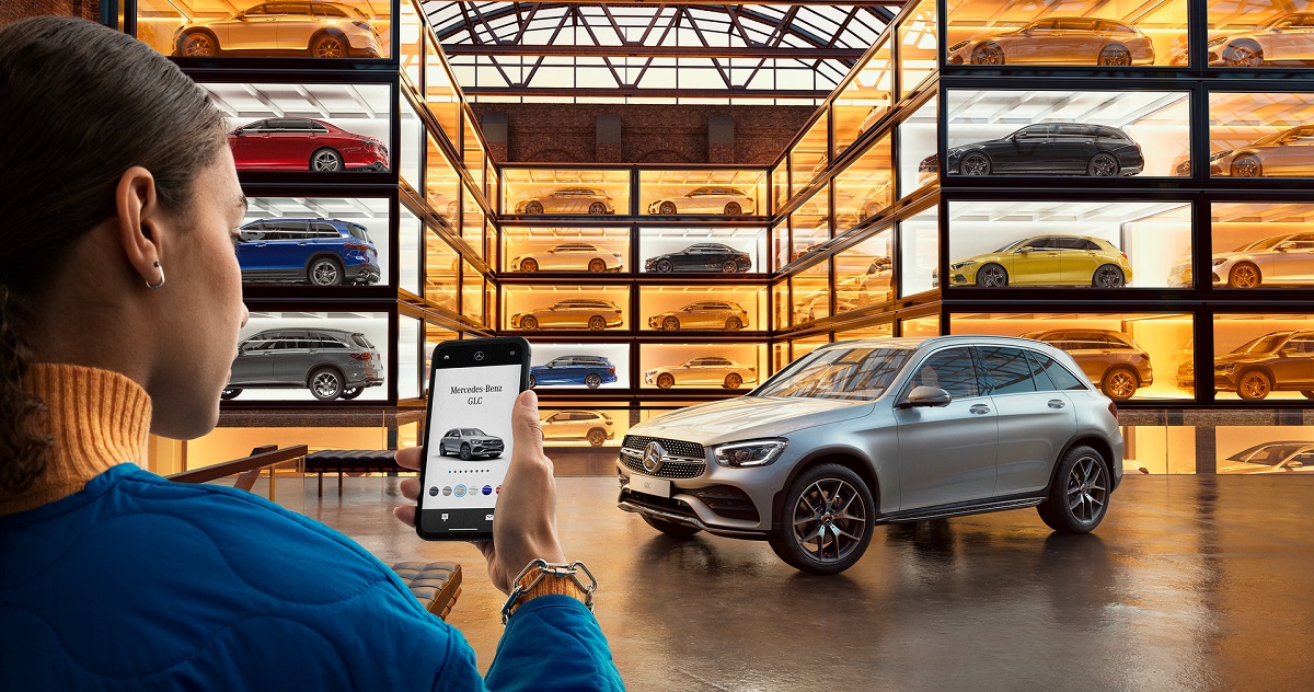 Renting à 4,99% sur nos véhicules de stock Une personne utilisant un appareil mobile dans un showroom virtuel.