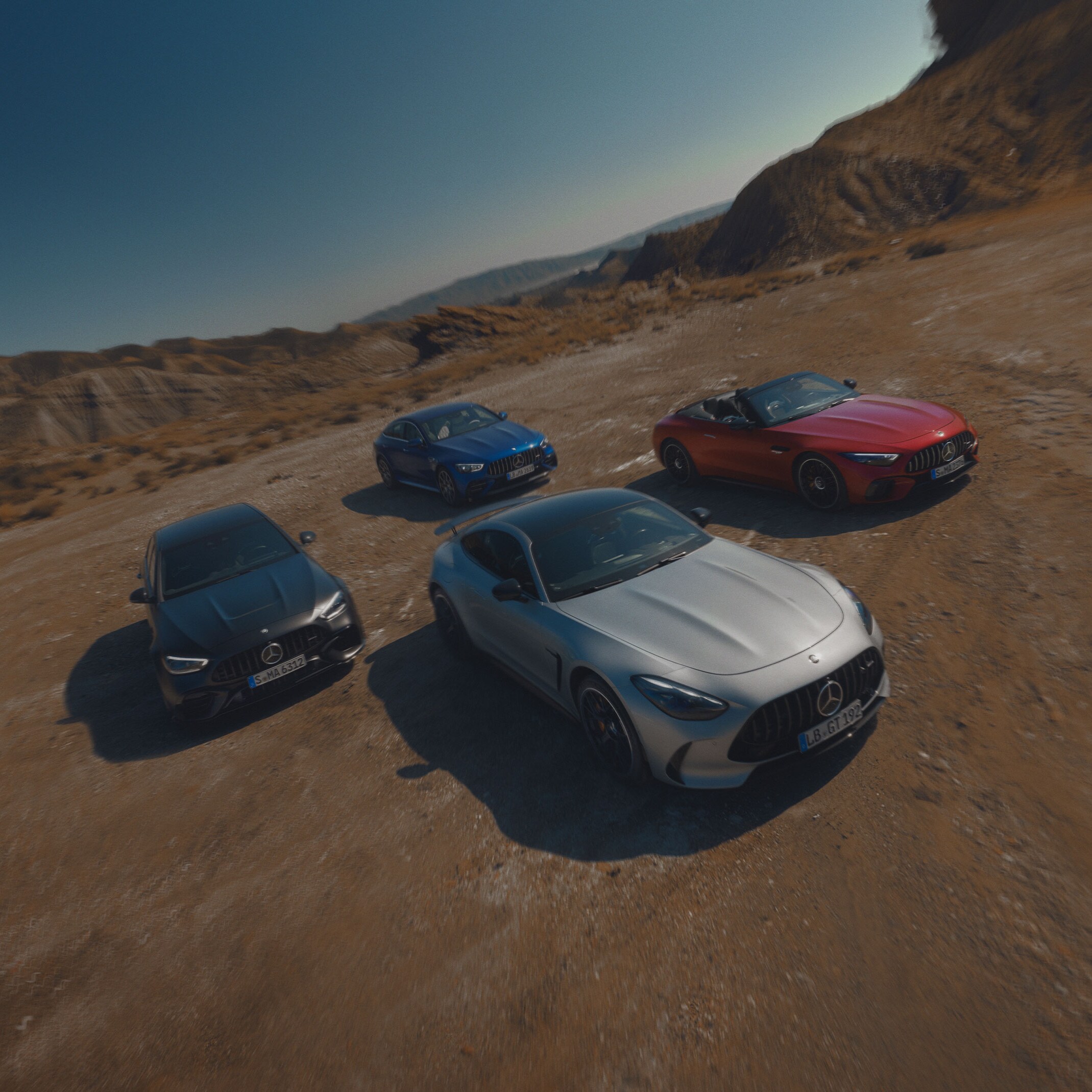 Mehrere Mercedes-AMG Fahrzeuge.