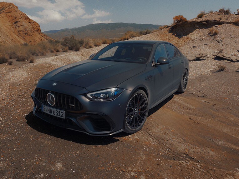 La Mercedes-AMG Classe C dans une vue 3/4 avant.