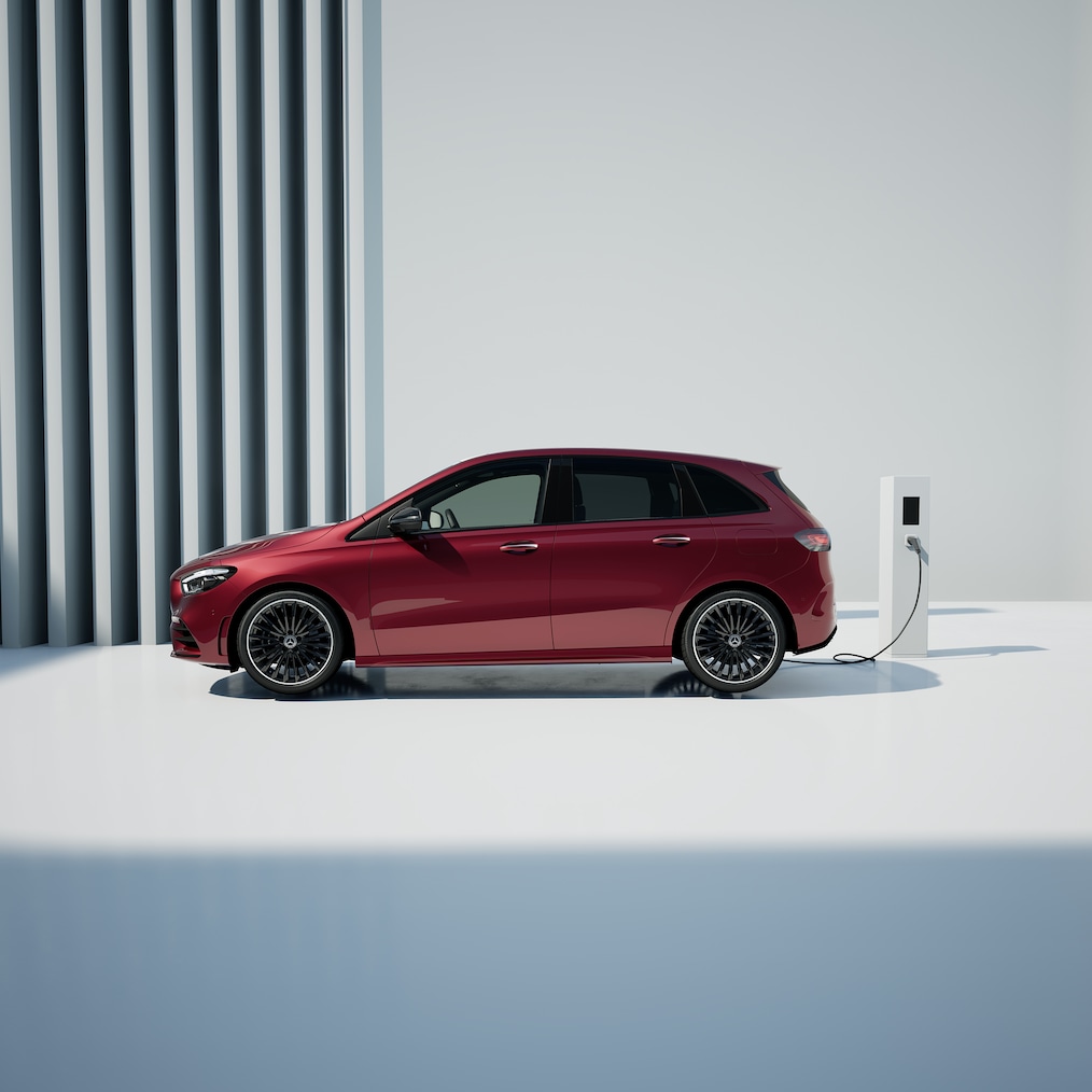 Die Mercedes-Benz B-Klasse Plug-in-Hybrid lädt an einer öffentlichen Ladesäule.