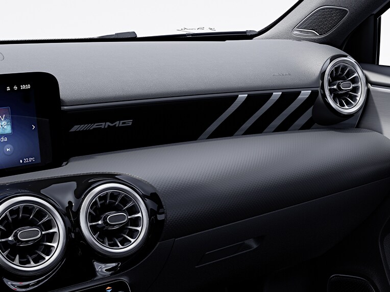 Les inserts décoratifs dans l'habitacle de la Classe A de Mercedes-AMG.
