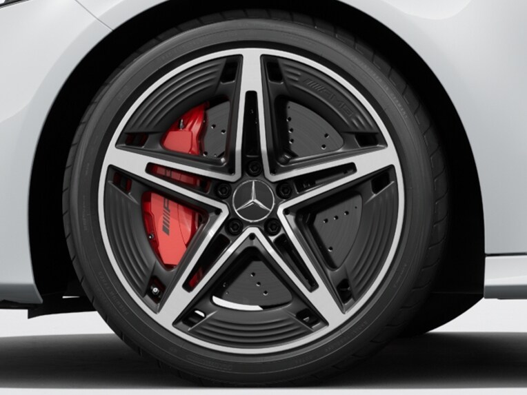 Das Exterieur der Mercedes-AMG A-Klasse mit rot lackierten Bremssätteln.