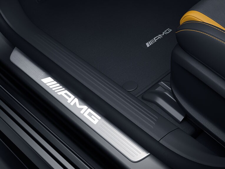 Beleuchtete AMG Einstiegsleisten mit „AMG“ Schriftzug und Wechselabdeckung der A-Klasse von Mercedes-AMG.