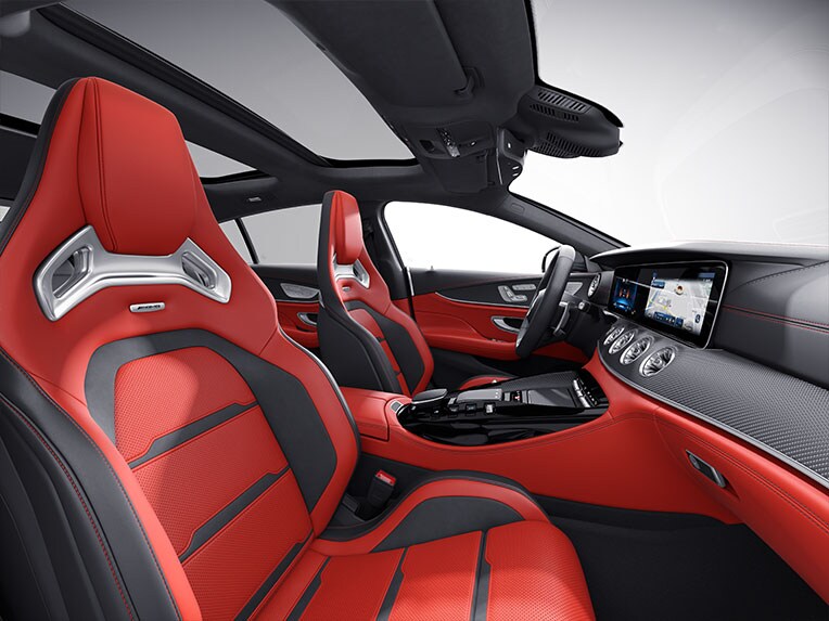 Les sièges AMG Performance en red pepper / noir dans la Mercedes-AMG GT 63 S E PERFORMANCE.