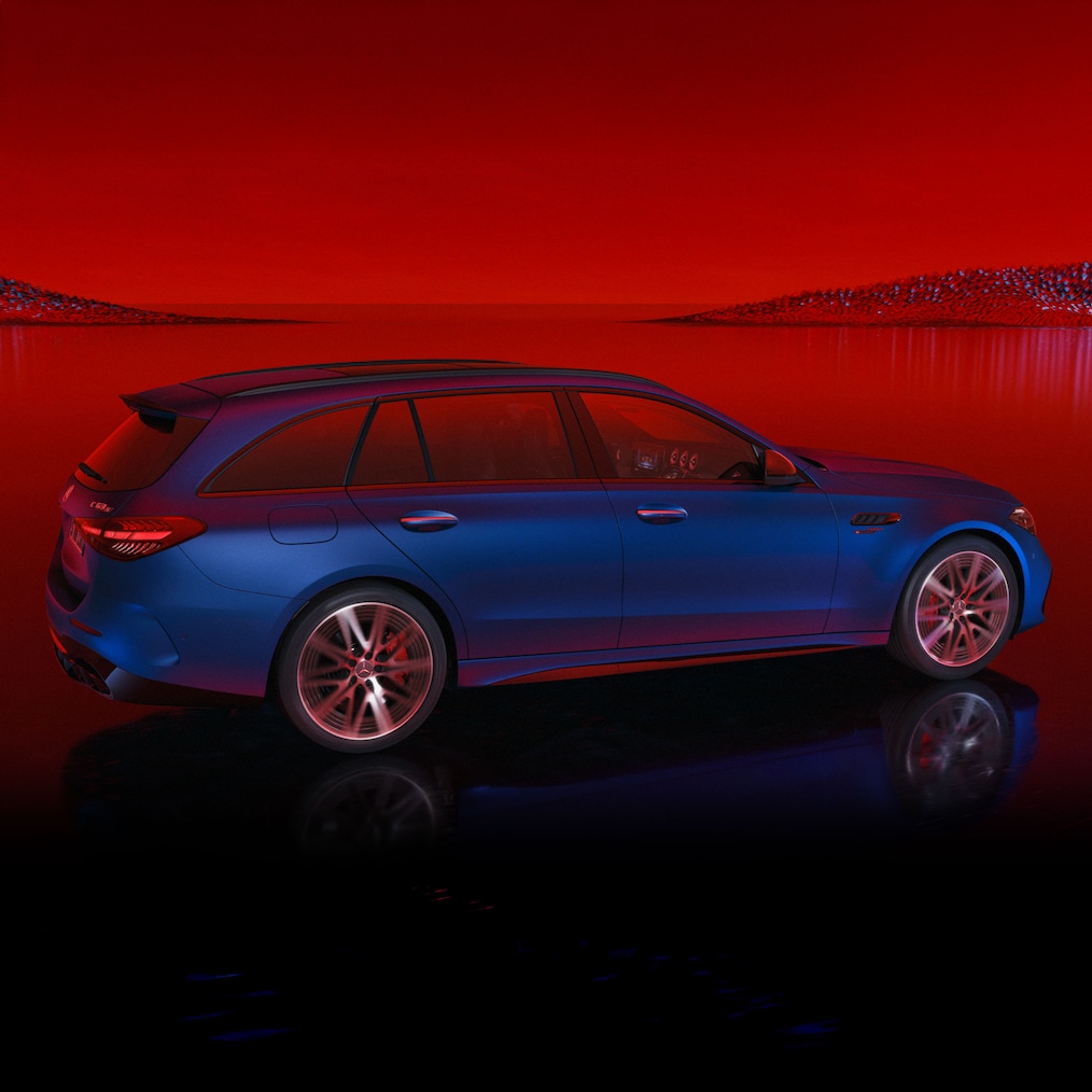 Une Mercedes-AMG C 63 S E PERFORMANCE Break en bleu spectral magno MANUFAKTUR, vue latérale sur fond rouge.