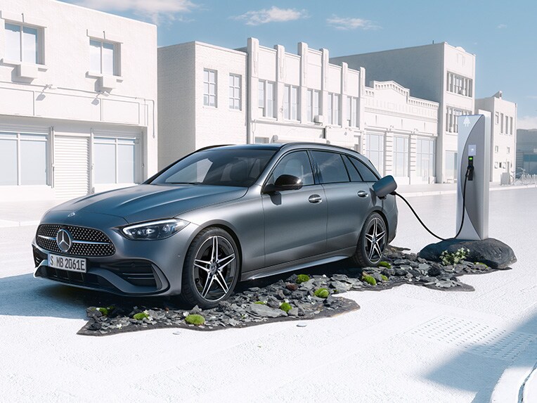 La Mercedes-Benz Classe C Break hybride rechargeable en train de se charger sur une borne de recharge publique.