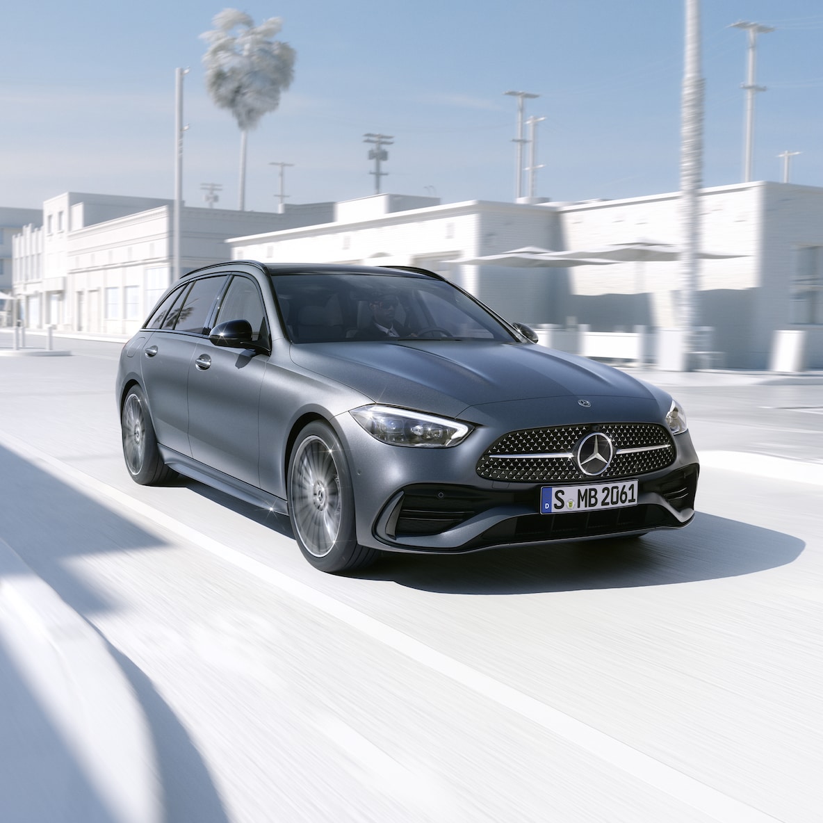 Une Mercedes-Benz Classe C Break dans une vue de 3/4 avant.