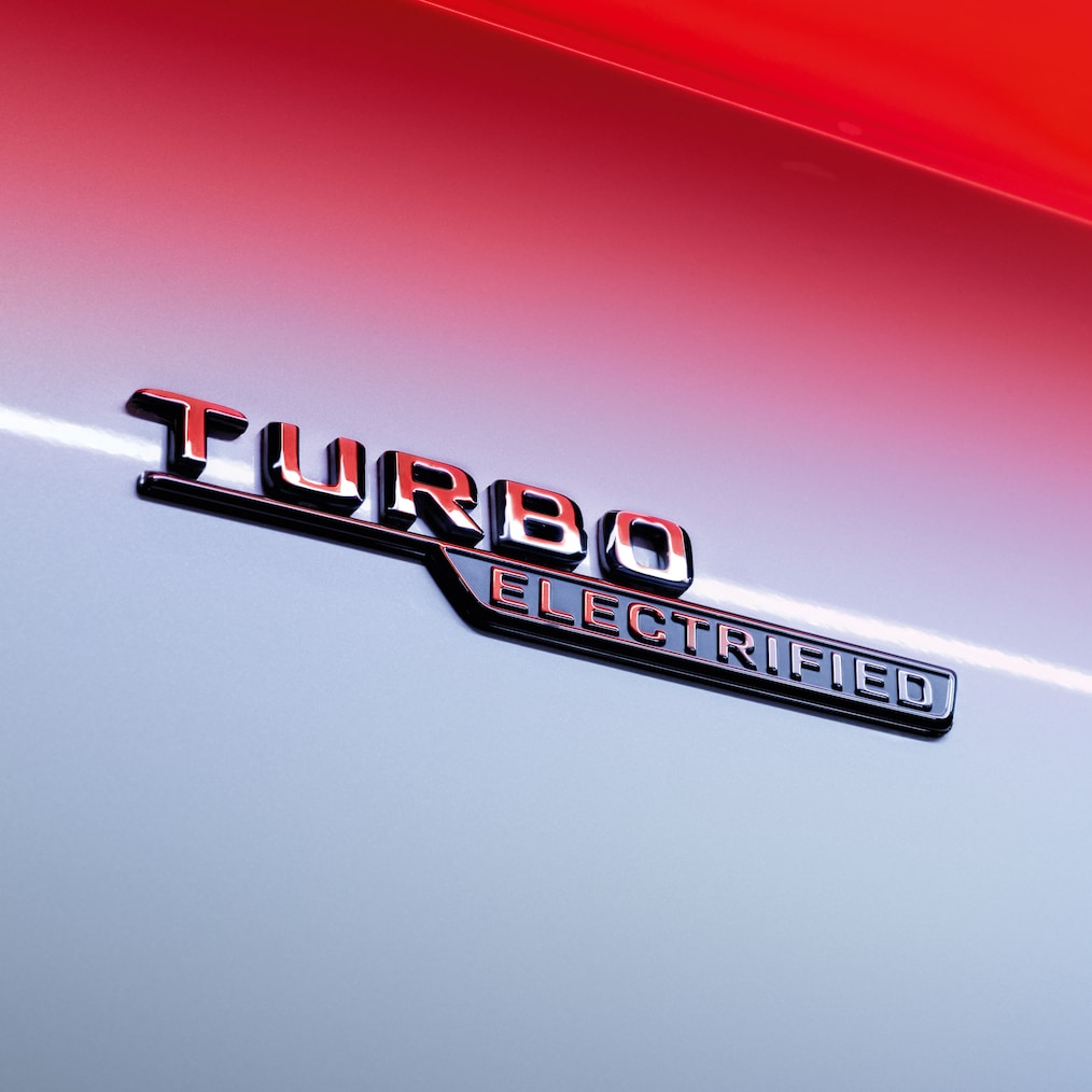 Gros plan sur le badge TURBO ELECTRIFIED sur les ailes avant.