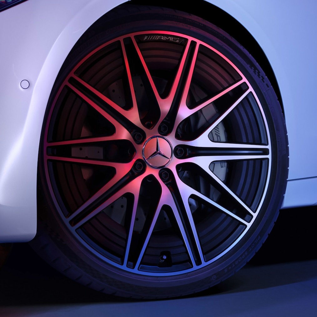 Vue détaillée des jantes alliage AMG à 5 doubles branches sur une Mercedes-AMG C 43.
