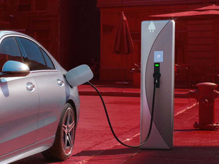 Die Mercedes-Benz C-Klasse Limousine Plug-in-Hybrid ladend an einer öffentlichen Ladesäule.
