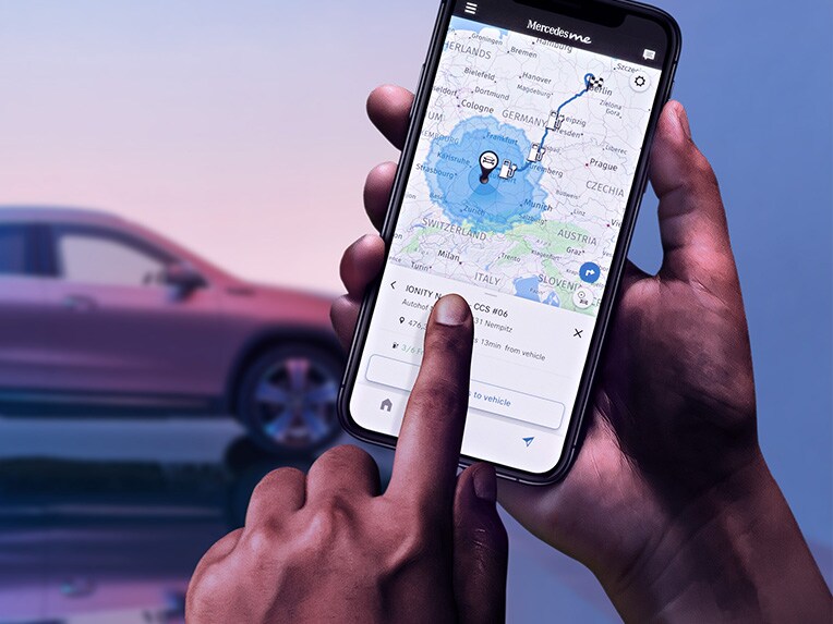 Die Mercedes me App auf einem Smartphone.