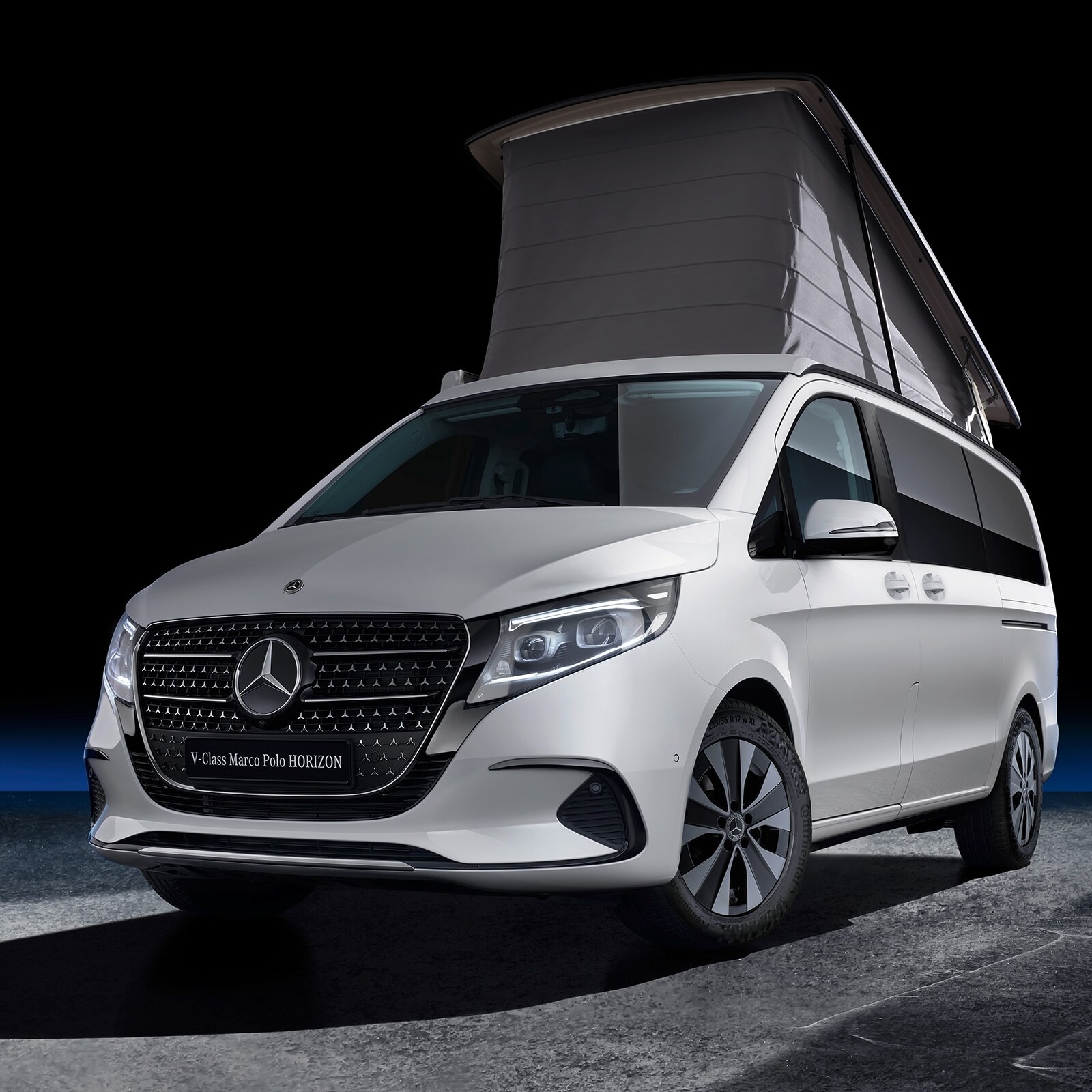 Der Marco Polo HORIZON mit Aufstelldach ist im Showroom ausgestellt und unterstreicht den hochwertigen Umbau und das Design des Reisemobils.