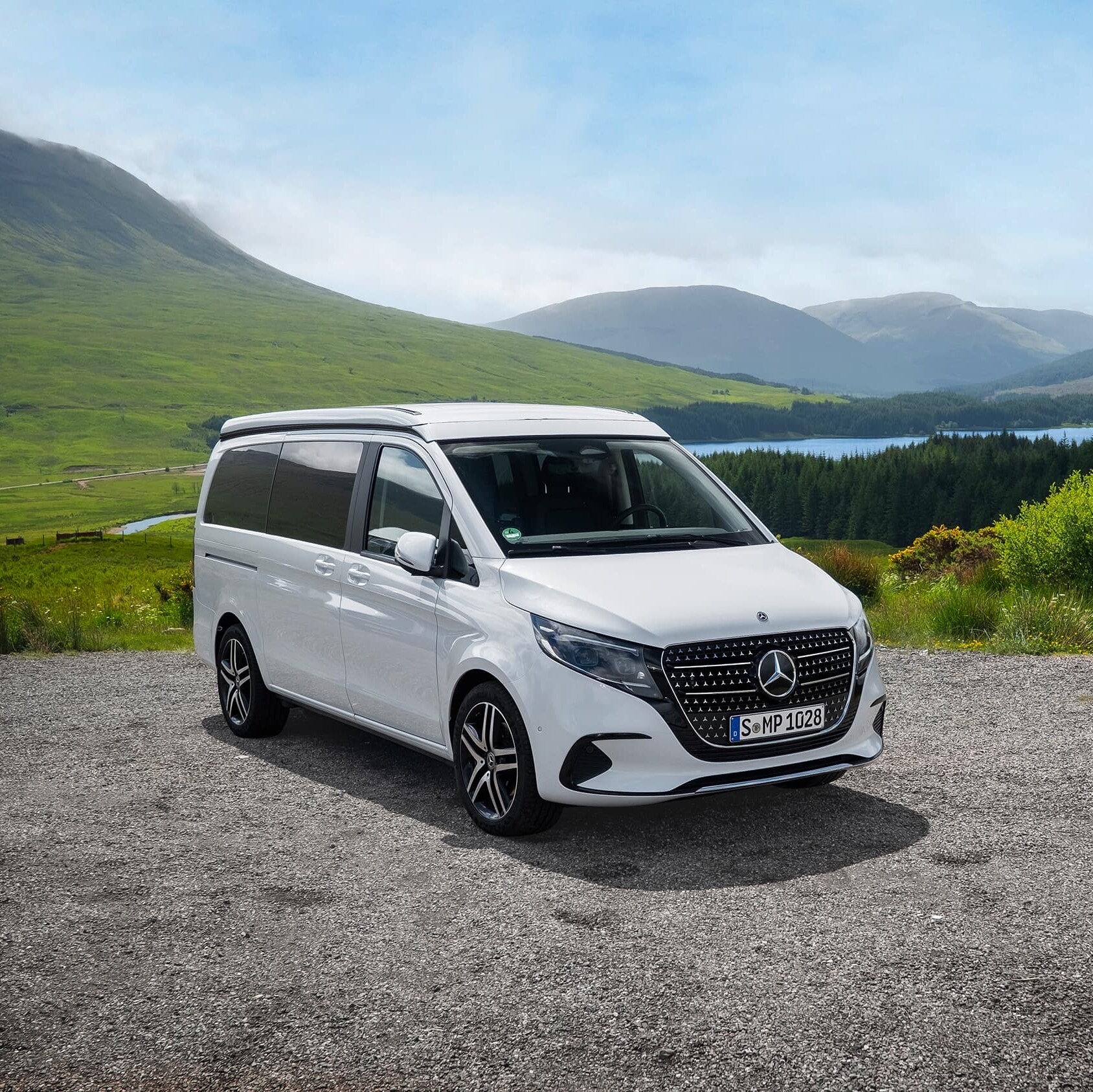Mercedes-Benz Marco Polo HORIZON in malerischer Offroad-Landschaft mit Panoramablick.
