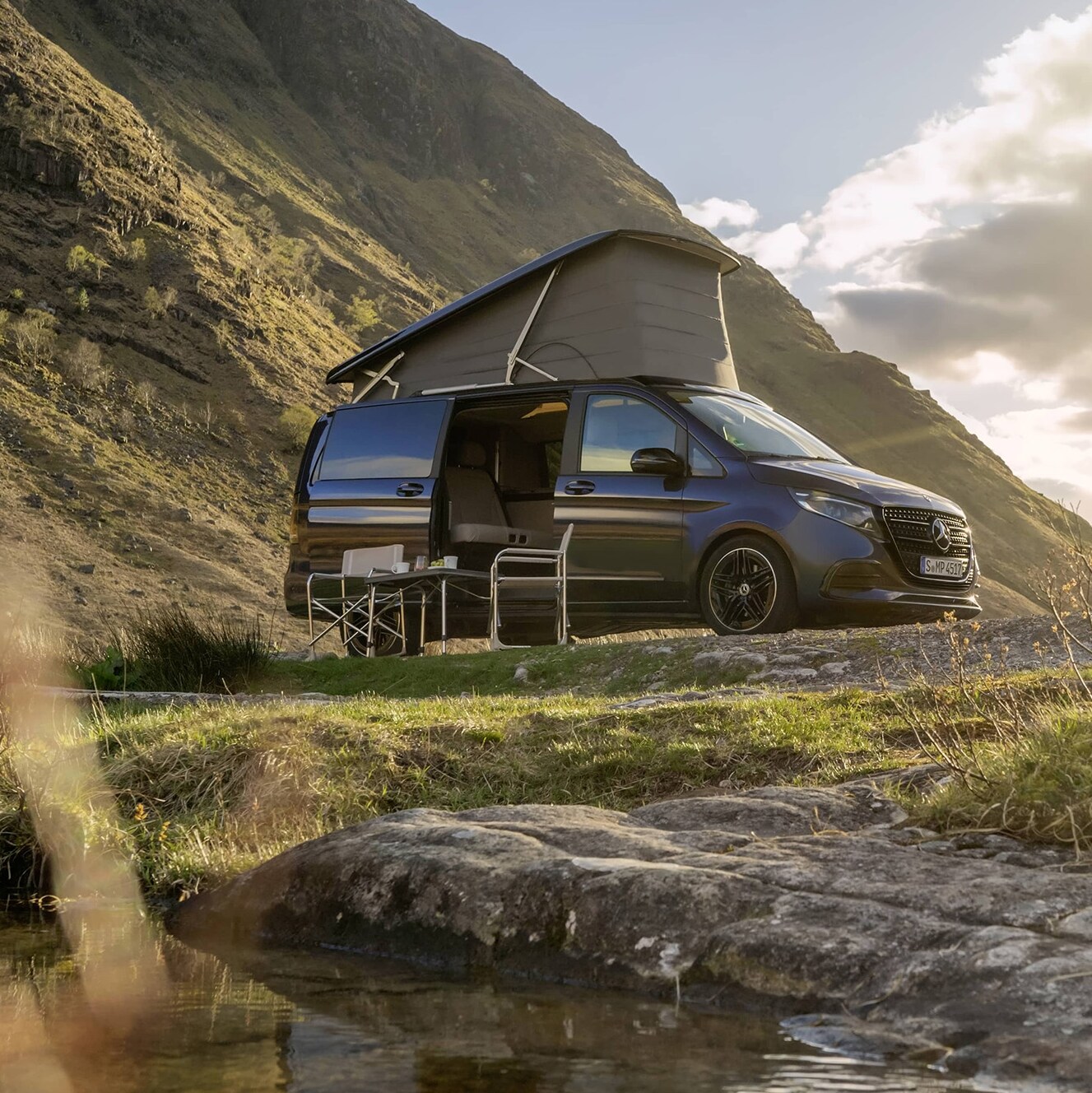 Mercedes-Benz Marco Polo Reisemobil mit Aufstelldach in einer malerischen Berglandschaft