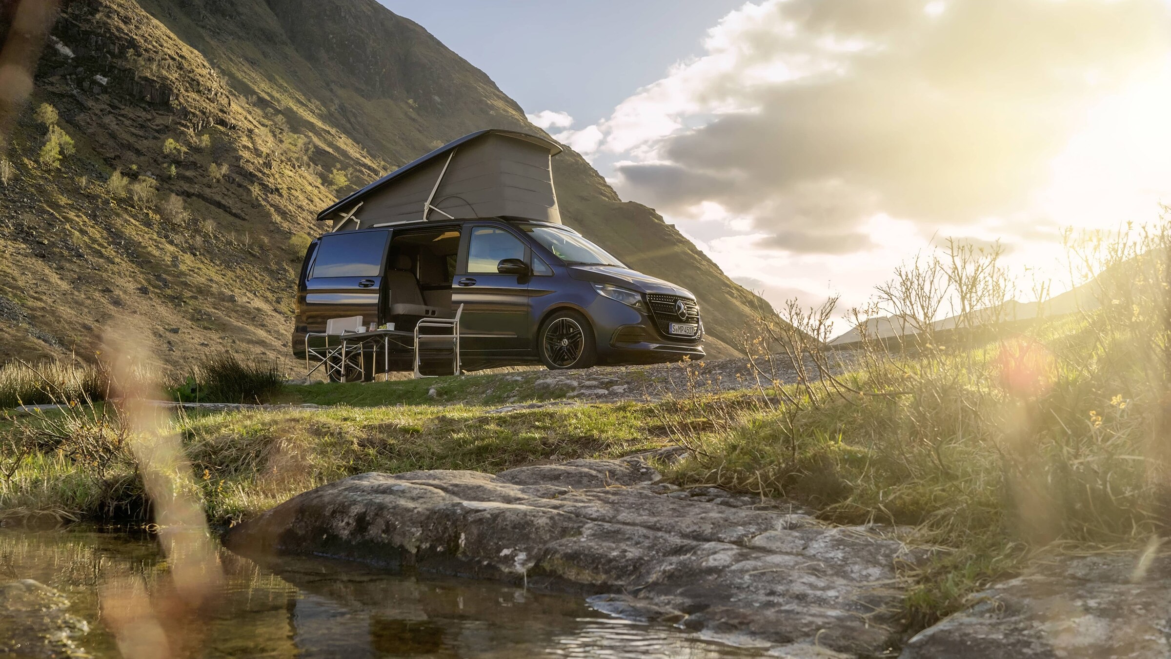Mercedes-Benz Marco Polo Reisemobil mit Aufstelldach in einer malerischen Berglandschaft