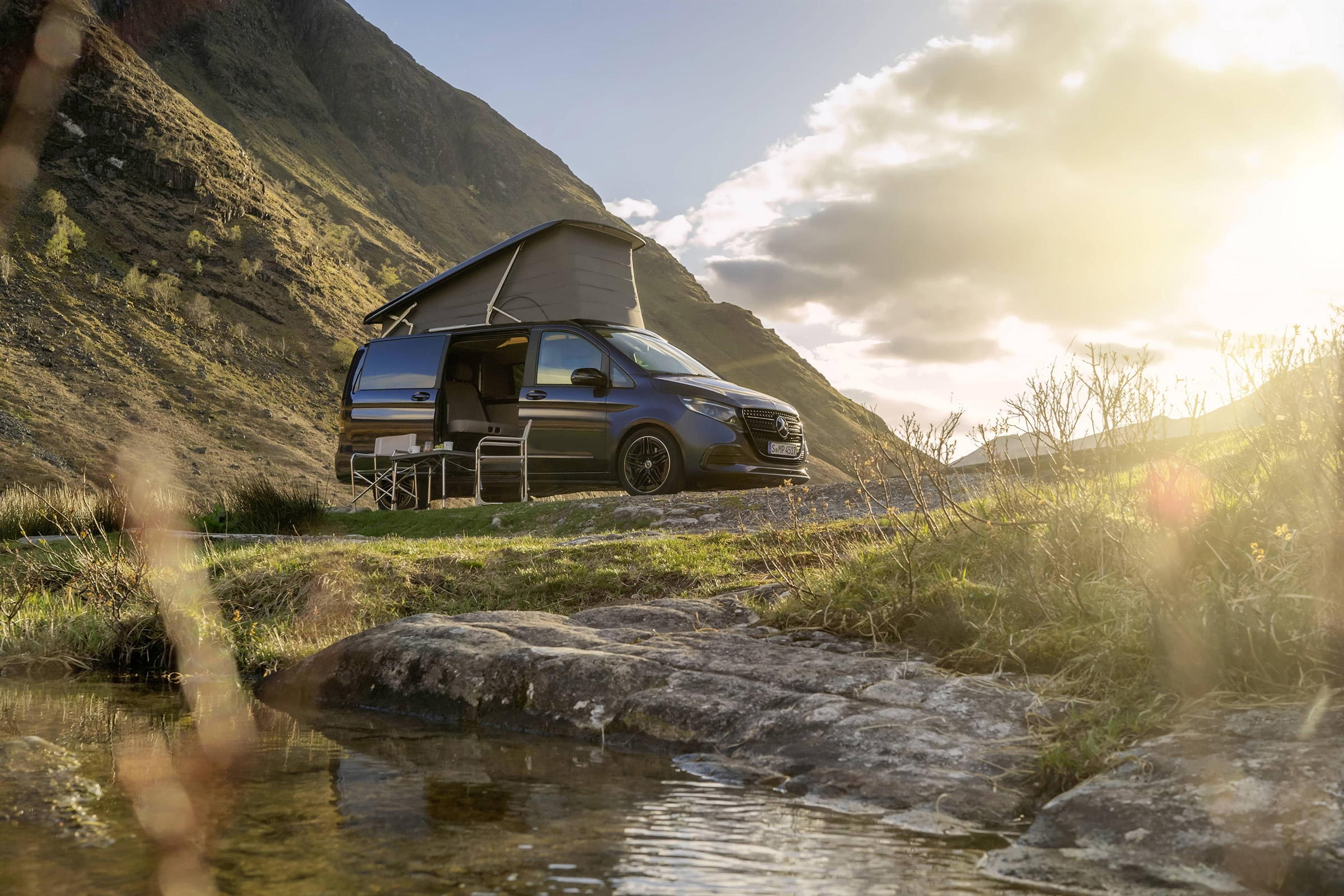 Mercedes-Benz Marco Polo Reisemobil mit Aufstelldach in einer malerischen Berglandschaft