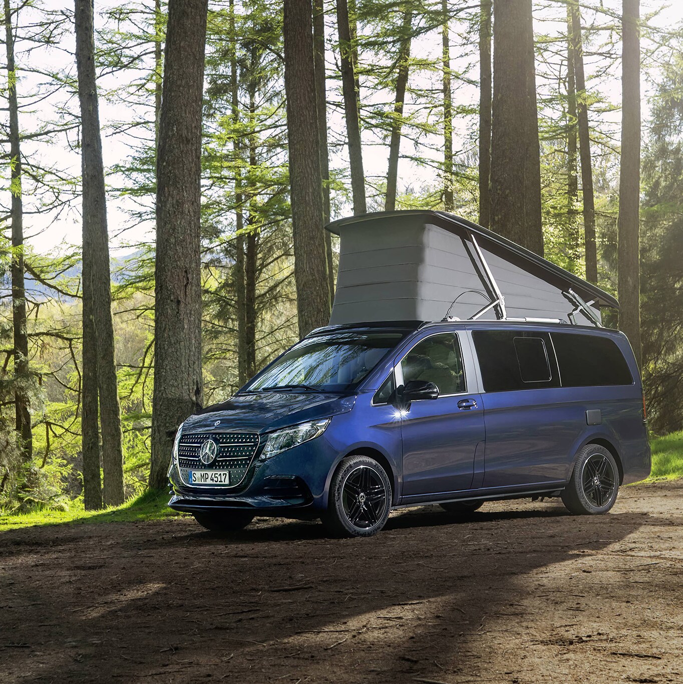 Camping-car Mercedes-Benz Marco Polo à toit relevable, idéal pour les aventures en plein air et les nuits en pleine nature.