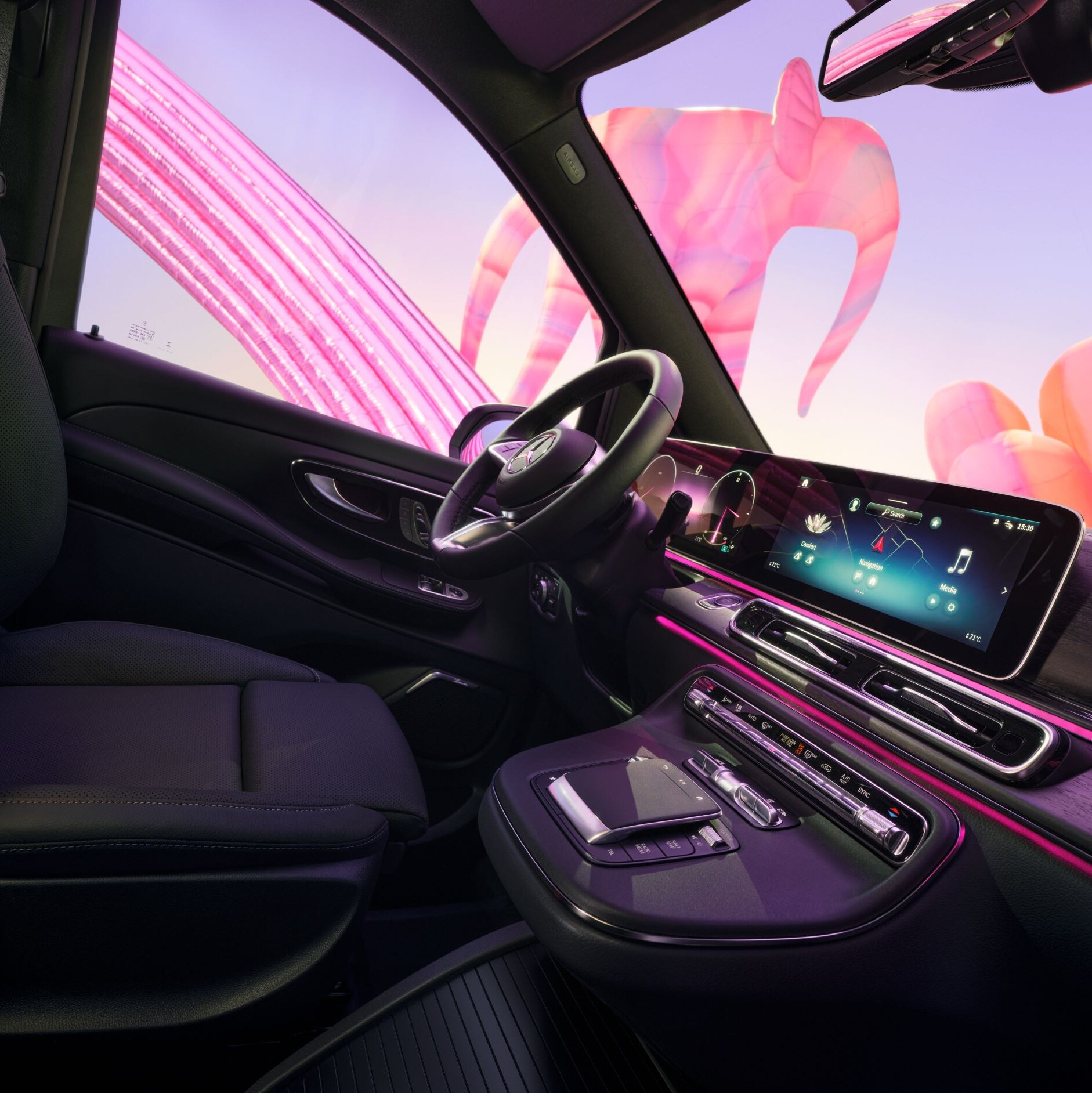 L'illustration montre l'utilisation intuitive de l'écran multimédia par commande tactile à bord des véhicules Mercedes-Benz.