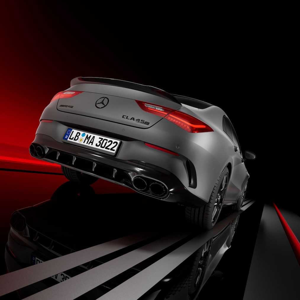 Vordere Seitenansicht eines Mercedes-AMG CLA 45 S 4MATIC+ Coupés.