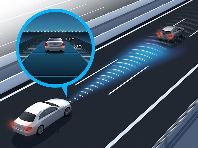 Aktiver Abstands-Assistent DISTRONIC im Mercedes-Benz CLA Coupé.