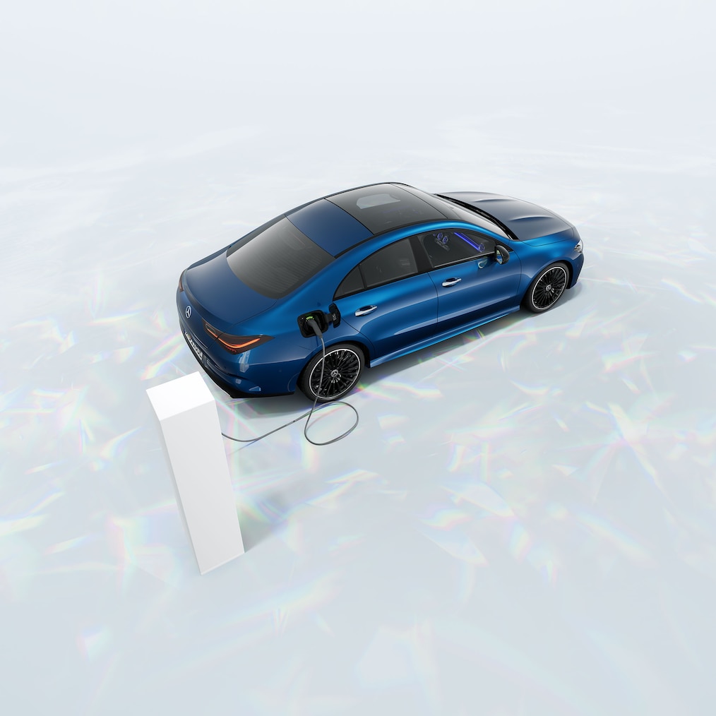 Blick auf ein Mercedes-Benz CLA 250 e Coupé mit EQ-Hybridtechnologie an einer Ladestation.