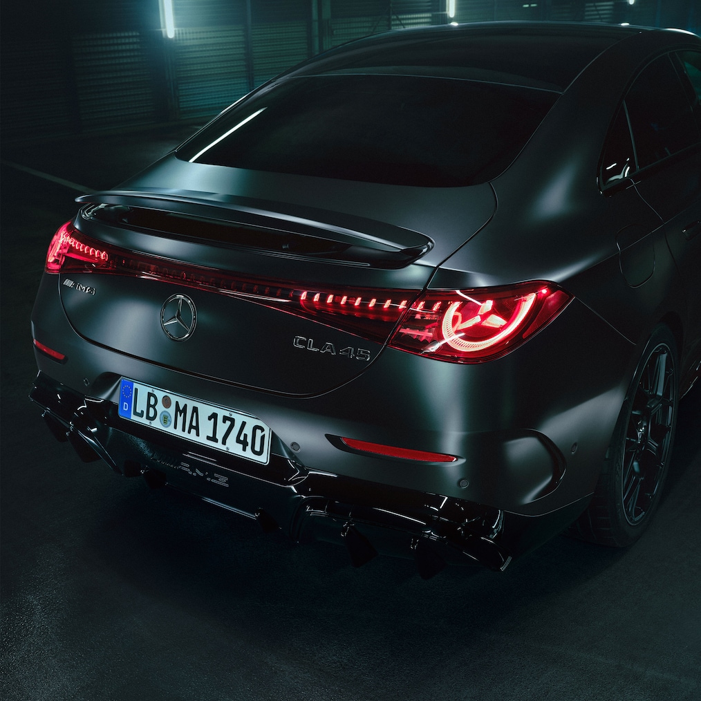 L'arrière AMG du tout nouveau Mercedes-AMG CLA 45 4MATIC+ électrique.
