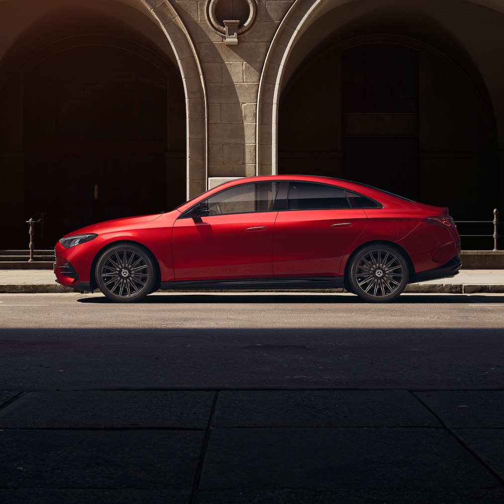 Vorder-Seitenansicht des Mercedes-Benz CLA C174 aus leicht erhöhter Perspektive, bei der das Panoramadach sichtbar ist.