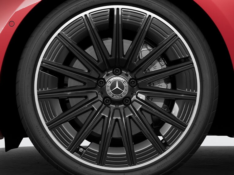 Le système de freinage avec disques de frein surdimensionnés sur l’essieu avant du CLE Cabriolet de Mercedes-Benz.