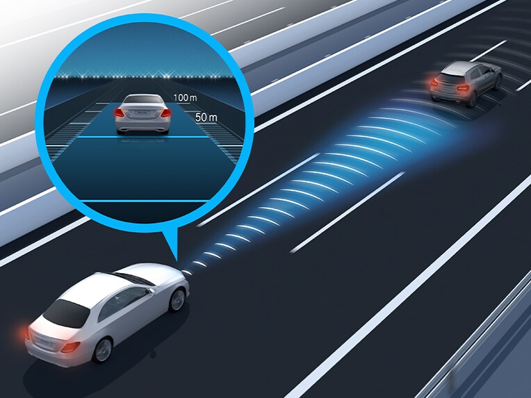 Une illustration de l'assistant de régulation de distance DISTRONIC actif dans la Mercedes-Benz CLS.