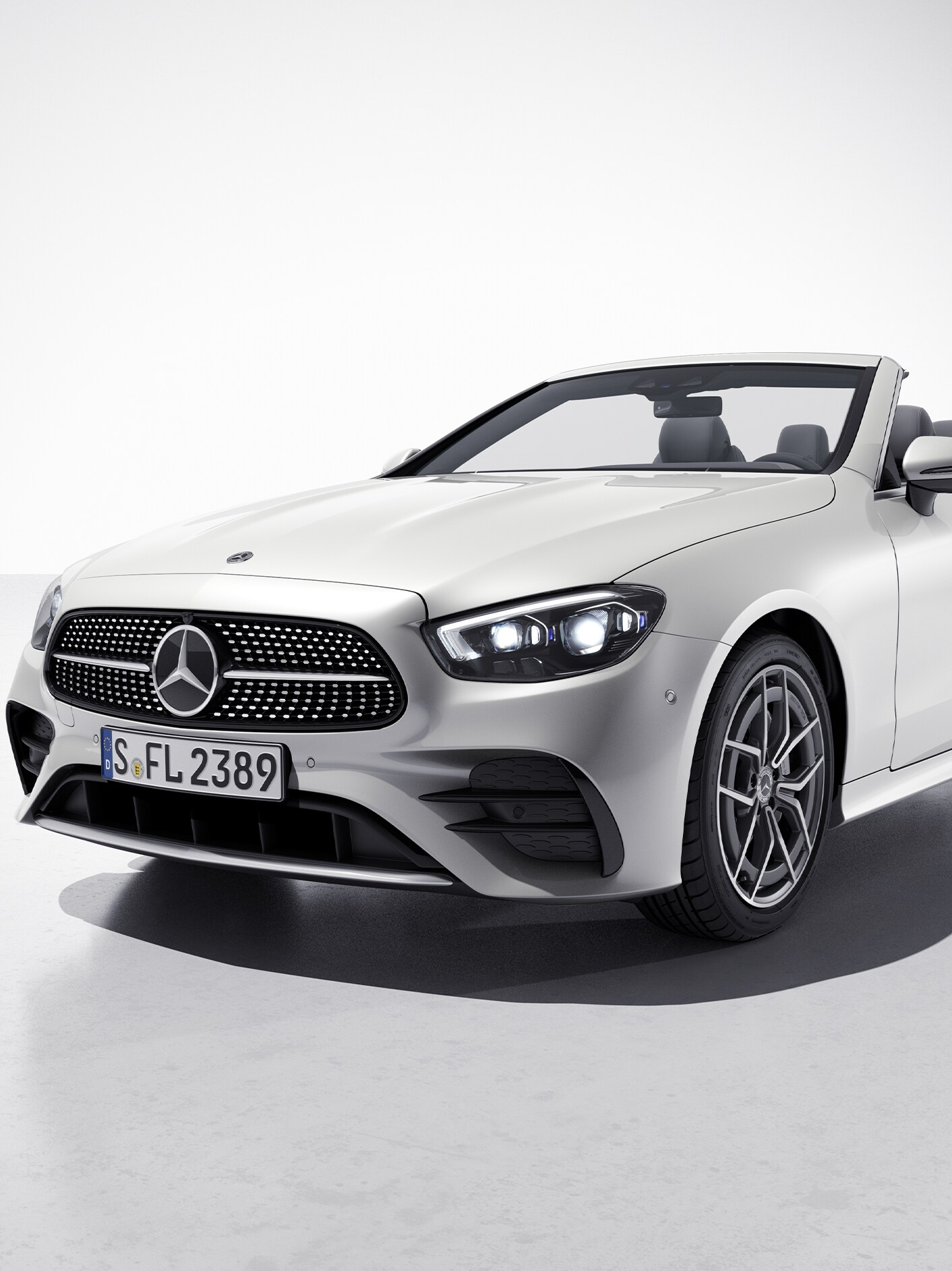 La Mercedes-Benz Classe E Cabriolet dans une vue de 3/4 avant.