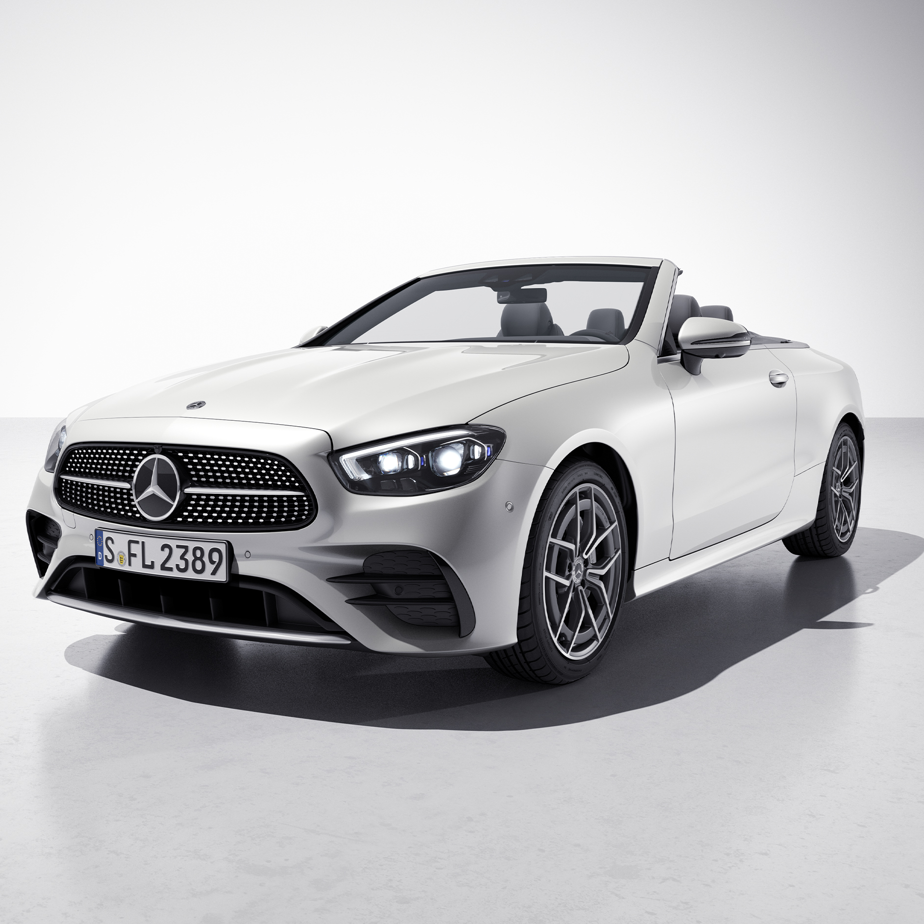 Peintures | Classe E Cabriolet | Mercedes-Benz La Mercedes-Benz Classe E Cabriolet dans une vue de 3/4 avant.