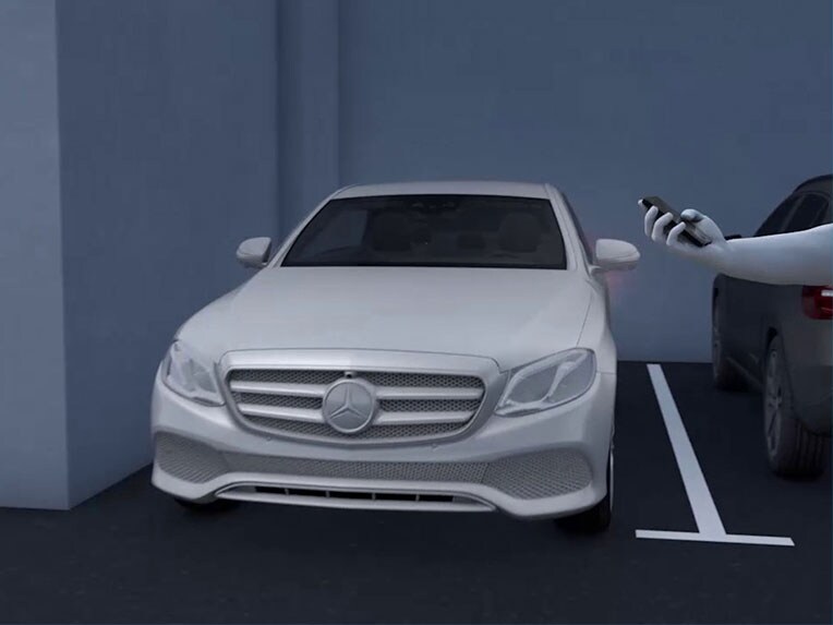 Le Pack Stationnement avec fonctions de stationnement à distance dans la Classe E de Mercedes-Benz.