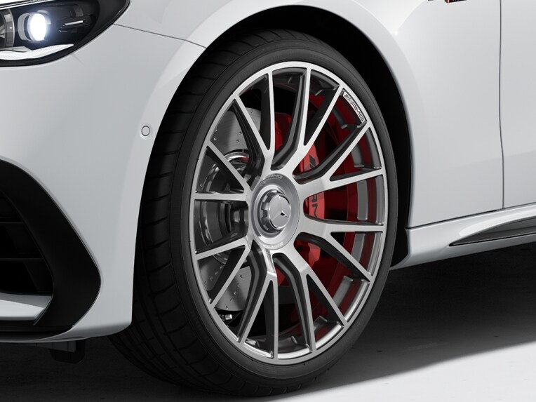 Das AMG DYNAMIC PLUS-Paket der Mercedes-AMG E-Klasse Berline.
