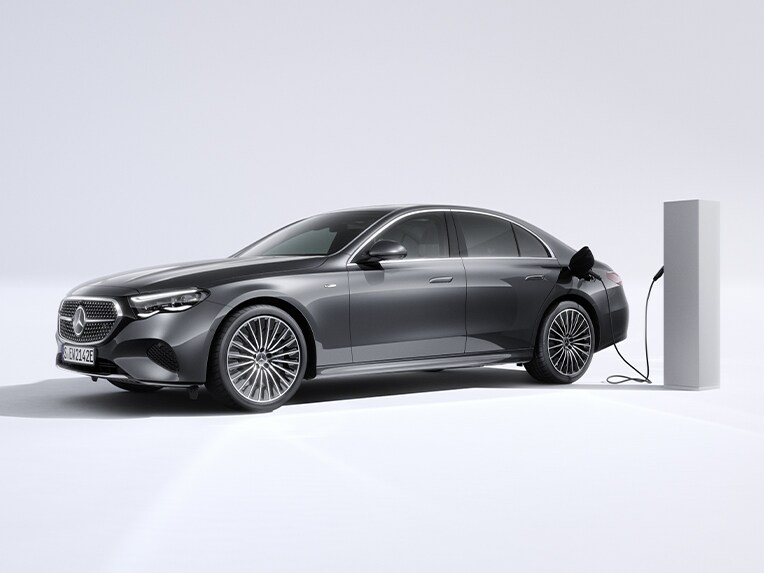 Die Mercedes-Benz E-Klasse Limousine in seitlicher Heckansicht.