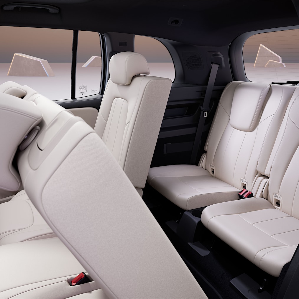 Blick durch die offene hintere Seitentür mit 2. und 3. Sitzreihe.