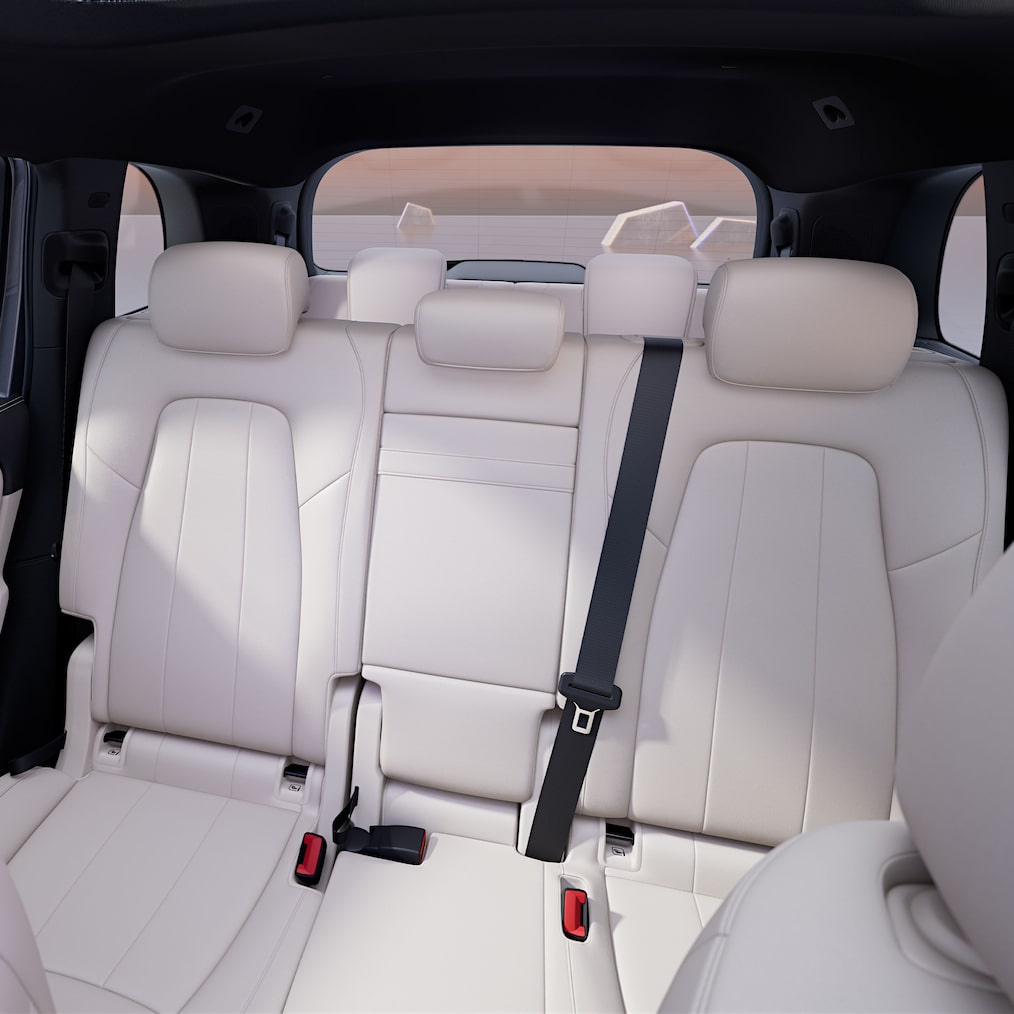 Blick von vorne auf den Innenraum mit Rücksitzen und Gepäckraum.