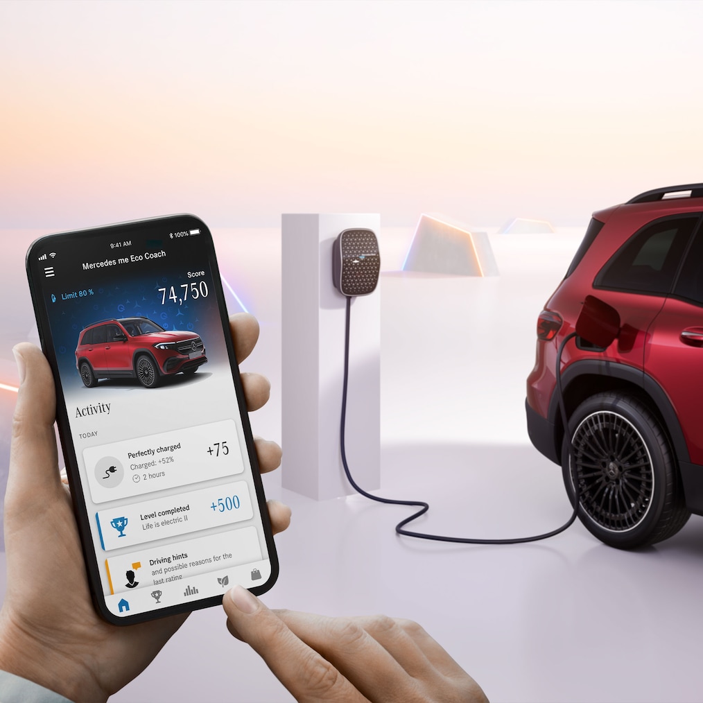 Blick auf einen Mercedes-Benz EQB beim Aufladen an einer Ladestation.