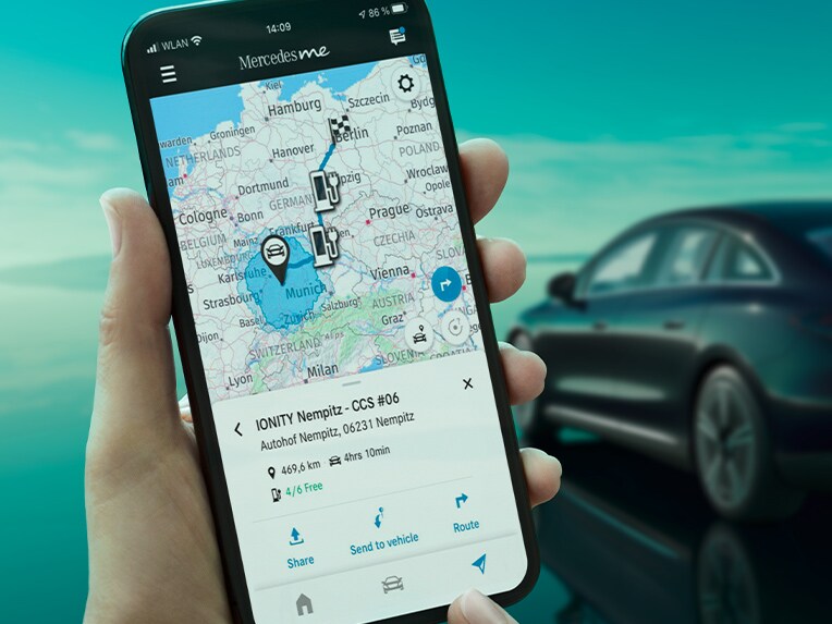 Die ECO Coach App auf einem Smartphone und im Hintergrund die EQE Limousine ladend an einer Wallbox.