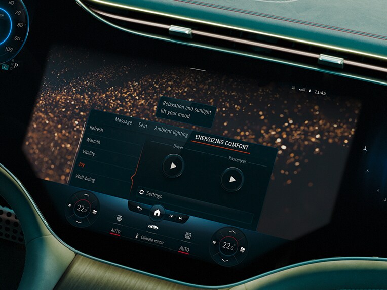 Die Anzeige des ENERGIZING Pakets Plus auf einem Display in der Mercedes EQE Limousine.