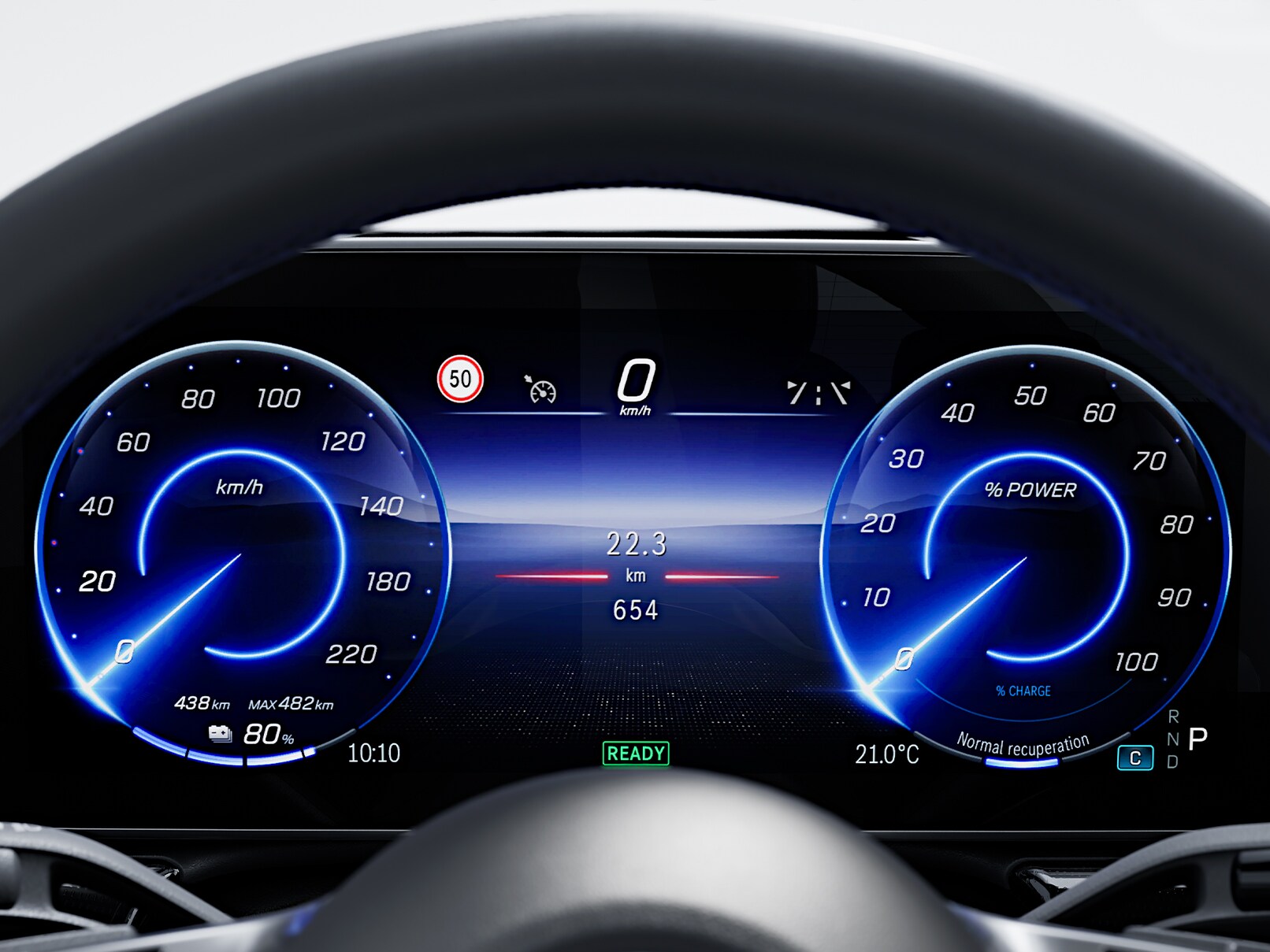 L'assistant d'autonomie actif dans le nouvel Mercedes EQE SUV comme affichage sur l'écran (détail de photo).