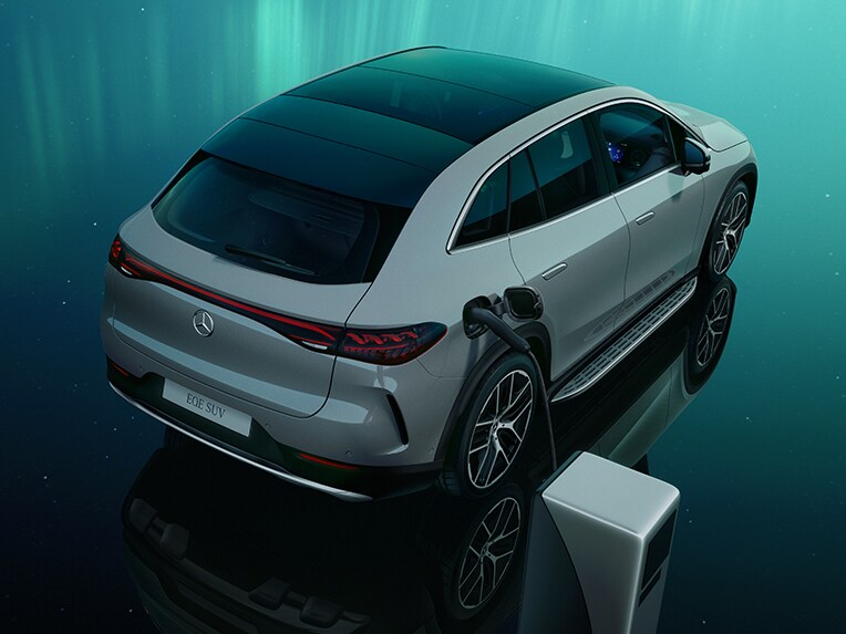 Der neue Mercedes EQE SUV an einer Ladestation.