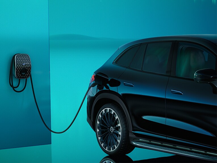 Un boîtier mural Mercedes-Benz Wallbox sur le mur d'un garage.