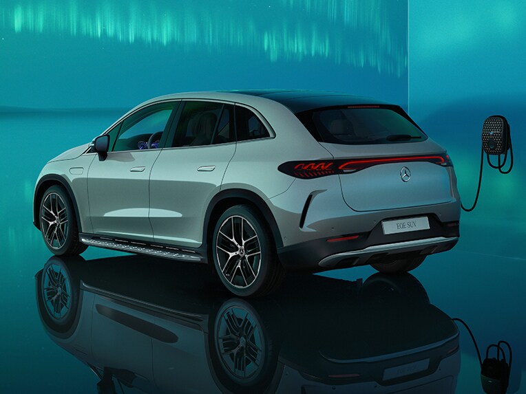 Le nouvel Mercedes EQE SUV branché sur une borne de recharge publique.