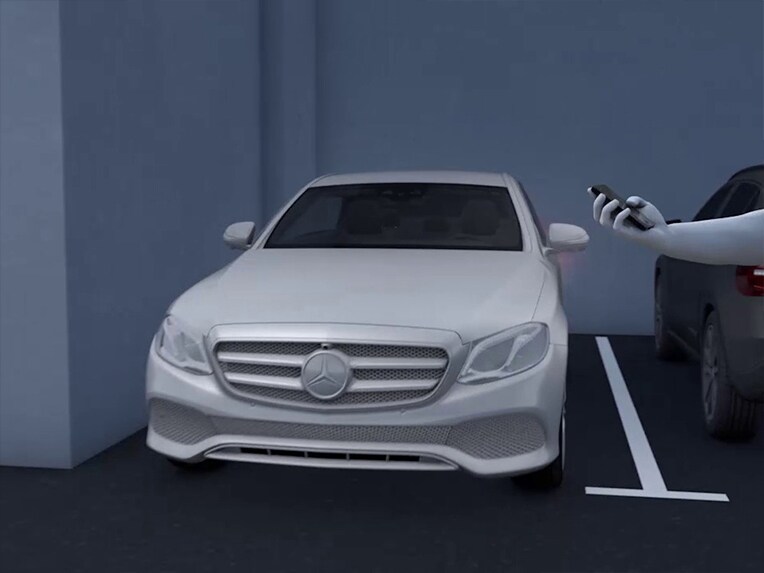 Eine grafische Darstellung des Park-Paket mit Remote-Parkfunktionen im neuen Mercedes EQE SUV.
